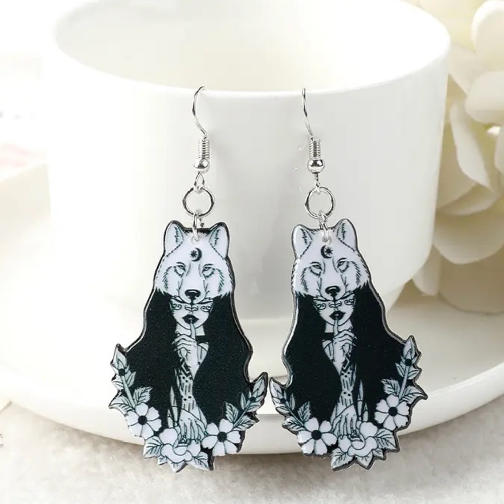 🍒🍒 Wolf Dangle Earrings